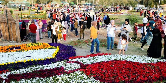 מבקרים רבים בביתן הסורי של פסטיבל הפרחים העיראקי הבינ”ל